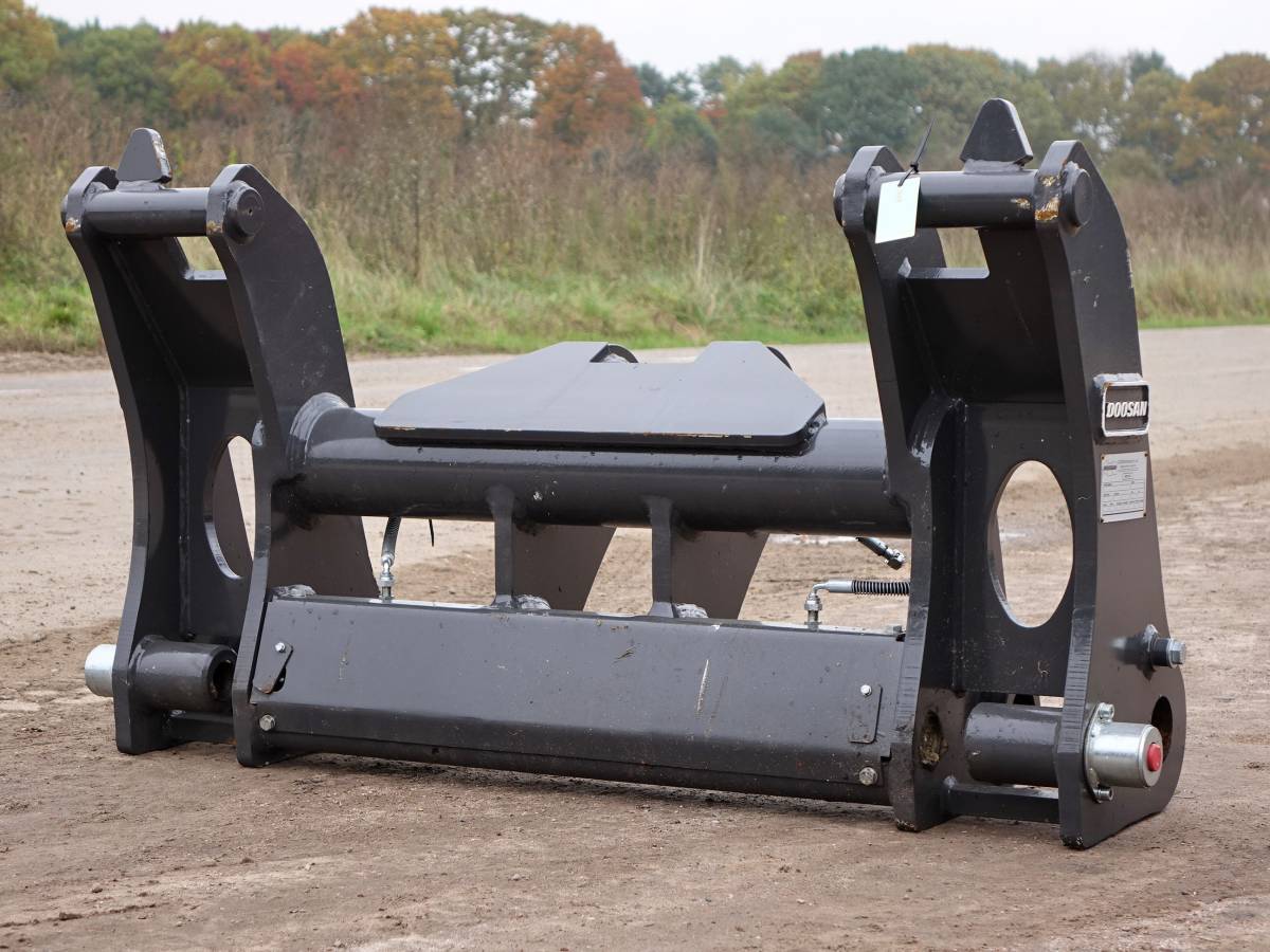 NEW ORIGINAL DOOSAN SYSTEM 2000 QUICK HITCH (FOR LOADER BUCKET) Godet